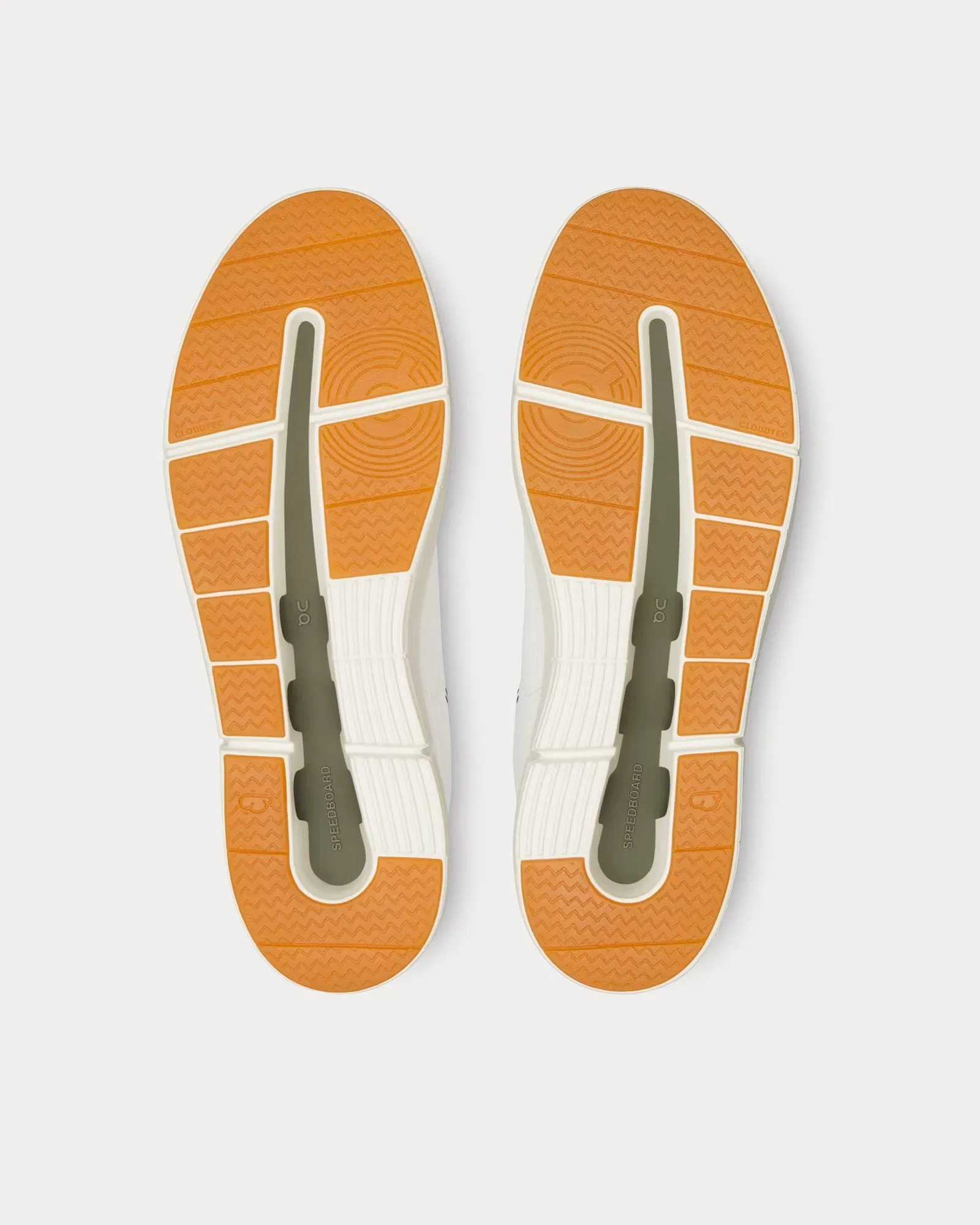 The Roger Centre Court White / Olive Low Top Sneakers